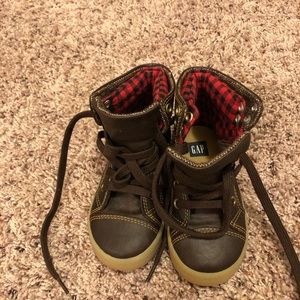 Like New Gap Toddler Boy Hightop Brown Sneakers in size 8